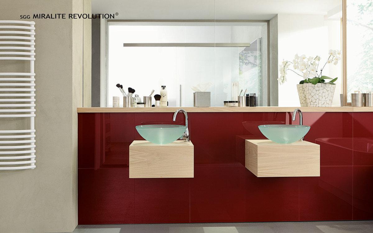 Rot lackierte Glaselemente an den Badezimmerwänden